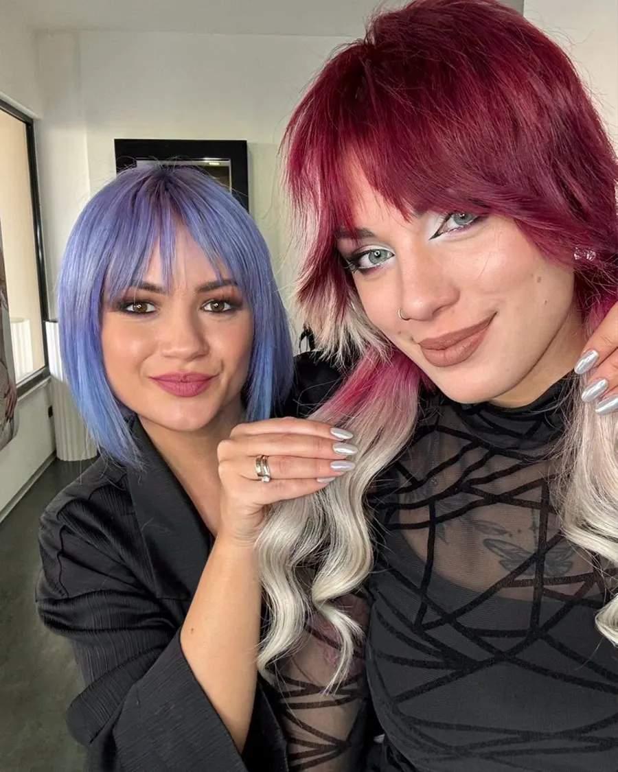 Due clienti, una in blu e una in rosso fucsia con biondo