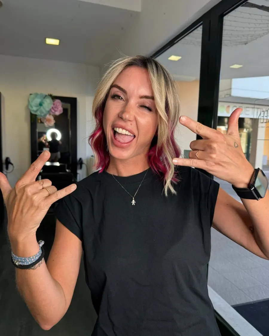Biondo con ciocche rosa, cliente sorridente in salone