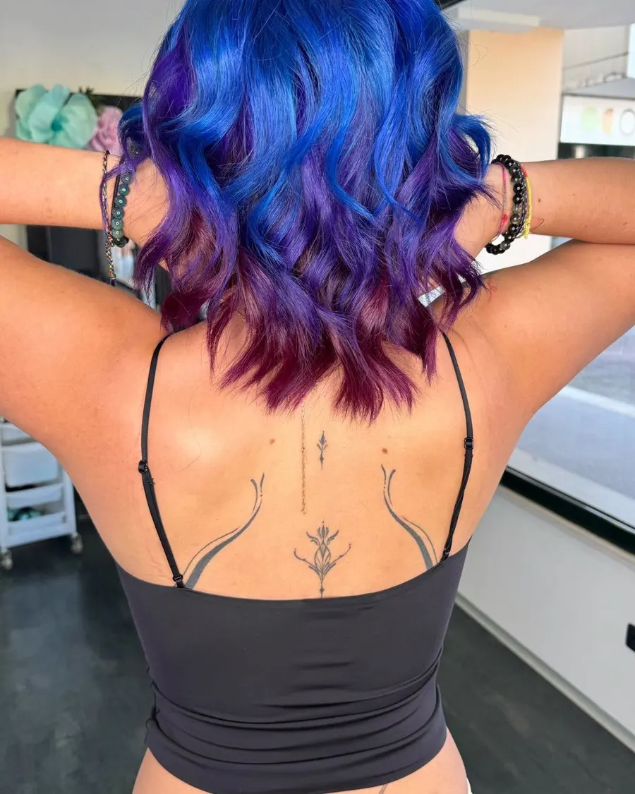 Ricci blu cobalto con punte viola, vista da dietro