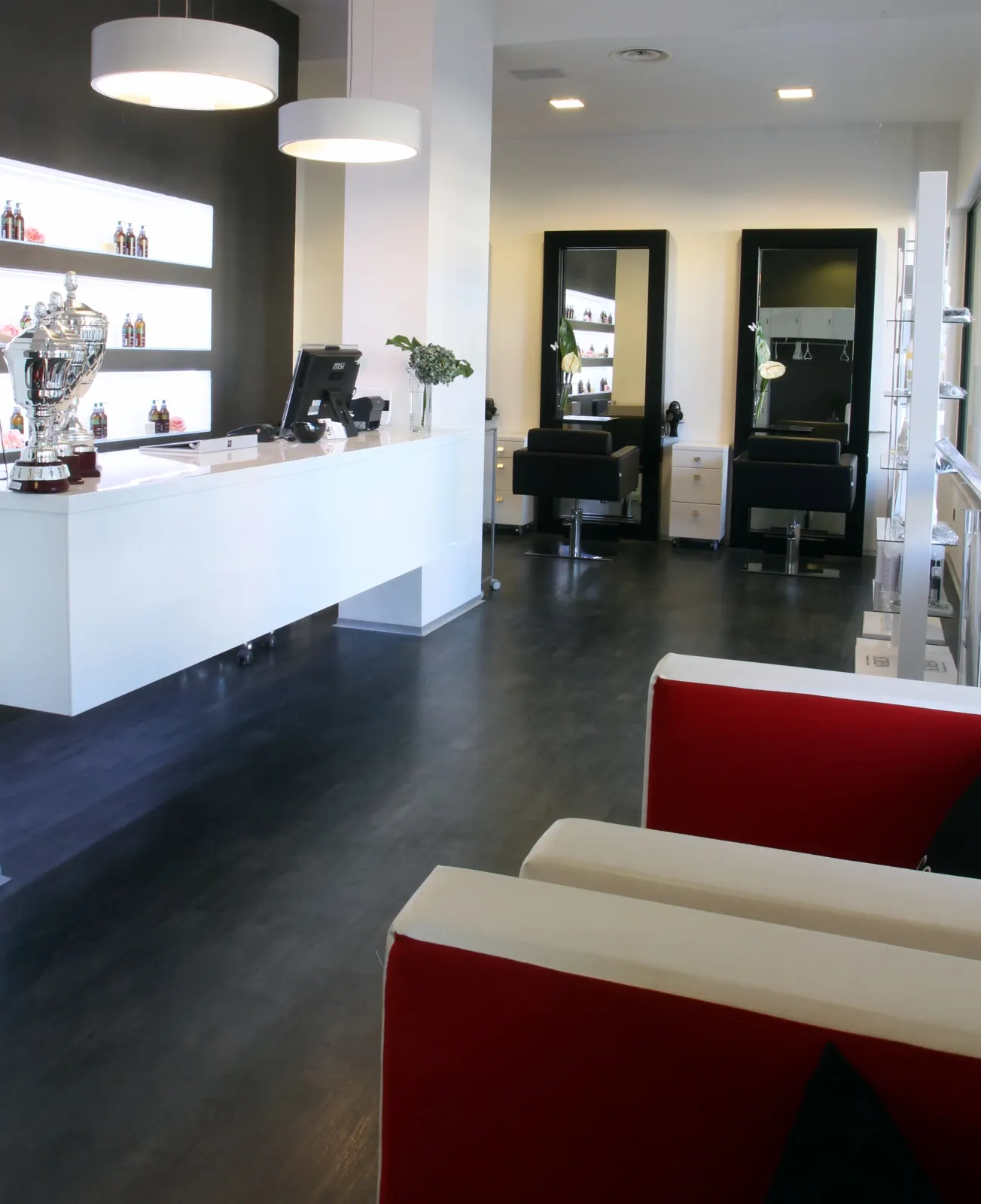 L'ingresso con il banco e il divanetto rosso